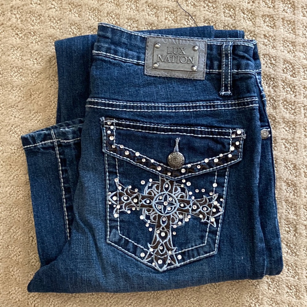 Liz Nation sz 4, 27” waist 32” inseam. NWOT. Dark denim embellished pocket flair